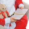 Babbo Natale Sulla Poltrona Con Quaderno E Orsacchiotto