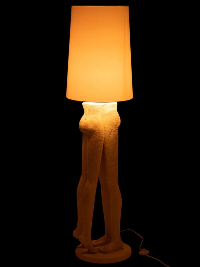 Lampada Da Terra Coppia Abbracciata In Resina Bianca H156