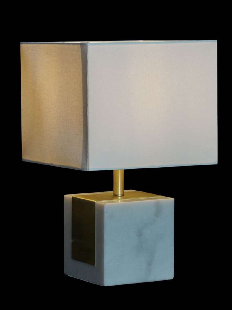 Lampada Da Tavolo Con Base Cubo Di Marmo E Paralume Bianco