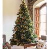 Albero Di Natale Led In Pvc Eucalipto Verde E Decorazioni Rosse