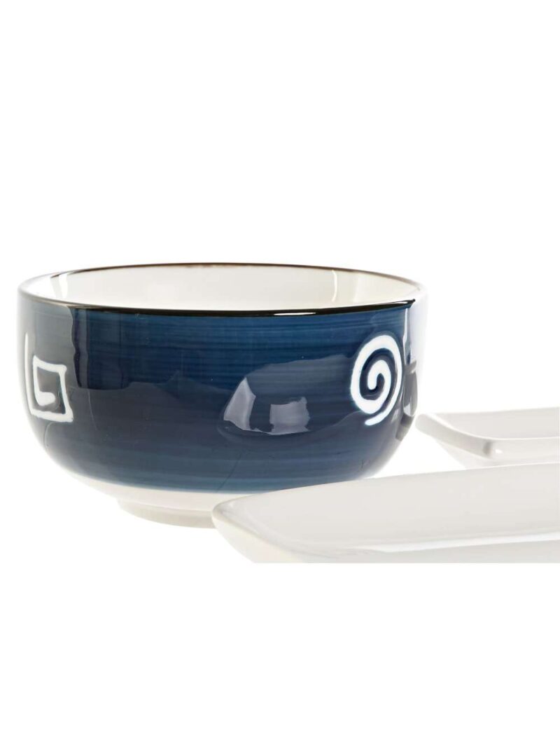 Questo Set Sushi Da 10 Pezzi In Porcellana Con Bacchette In Bambù È L’accessorio Perfetto Per Portare Un’esperienza Sushi Raffinata Direttamente A Casa Tua. Con Un Design Elegante E Funzionale, È Ideale Per Due Persone E Include Tutto Il Necessario Per Servire E Gustare Sushi Con Stile. Design Elegante E Moderno: La Porcellana Bianca E Le Bacchette In Bambù Creano Un Effetto Visivo Sofisticato, Adatto A Qualsiasi Tavola, Dalle Cene Informali Alle Occasioni Speciali. Materiali Di Alta Qualità: La Porcellana È Resistente E Facile Da Pulire, Mentre Le Bacchette In Bambù Sono Leggere E Naturali, Garantendo Un’esperienza Autentica. Set Completo: Include 2 Piatti Per Sushi, 2 Piattini Per Salsa, 2 Portabacchette, 2 Bacchette In Bambù E 2 Supporti Per Bacchette, Tutto Pensato Per Un Servizio Impeccabile. Versatilità D’uso: Perfetto Per Cene A Tema Sushi, Serate Tra Amici O Momenti Romantici, Questo Set Aggiunge Un Tocco Di Eleganza Alla Tua Tavola. Dimensioni Compatte: Facile Da Conservare E Riporre, È Ideale Per Chi Cerca Praticità Senza Rinunciare Allo Stile. Specifiche Tecniche: Materiale: Porcellana E Bambù Colore: Bianco E Bambù Naturale Contenuto: 10 Pezzi (2 Piatti Sushi, 2 Piattini Salsa, 2 Portabacchette, 2 Bacchette, 2 Supporti) Stile: Elegante/Moderno Utilizzo: Indoor Utilizzo Consigliato: Perfetto Per Chi Cerca Un Set Sushi Completo E Di Design, Questo Set È Ideale Per Appassionati Di Cucina Giapponese E Per Chi Ama Ospitare Con Stile. Un’ottima Idea Regalo Per Occasioni Speciali.