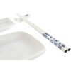 Questo Set Sushi Da 10 Pezzi In Porcellana Con Bacchette In Bambù È L’accessorio Perfetto Per Portare Un’esperienza Sushi Raffinata Direttamente A Casa Tua. Con Un Design Elegante E Funzionale, È Ideale Per Due Persone E Include Tutto Il Necessario Per Servire E Gustare Sushi Con Stile. Design Elegante E Moderno: La Porcellana Bianca E Le Bacchette In Bambù Creano Un Effetto Visivo Sofisticato, Adatto A Qualsiasi Tavola, Dalle Cene Informali Alle Occasioni Speciali. Materiali Di Alta Qualità: La Porcellana È Resistente E Facile Da Pulire, Mentre Le Bacchette In Bambù Sono Leggere E Naturali, Garantendo Un’esperienza Autentica. Set Completo: Include 2 Piatti Per Sushi, 2 Piattini Per Salsa, 2 Portabacchette, 2 Bacchette In Bambù E 2 Supporti Per Bacchette, Tutto Pensato Per Un Servizio Impeccabile. Versatilità D’uso: Perfetto Per Cene A Tema Sushi, Serate Tra Amici O Momenti Romantici, Questo Set Aggiunge Un Tocco Di Eleganza Alla Tua Tavola. Dimensioni Compatte: Facile Da Conservare E Riporre, È Ideale Per Chi Cerca Praticità Senza Rinunciare Allo Stile. Specifiche Tecniche: Materiale: Porcellana E Bambù Colore: Bianco E Bambù Naturale Contenuto: 10 Pezzi (2 Piatti Sushi, 2 Piattini Salsa, 2 Portabacchette, 2 Bacchette, 2 Supporti) Stile: Elegante/Moderno Utilizzo: Indoor Utilizzo Consigliato: Perfetto Per Chi Cerca Un Set Sushi Completo E Di Design, Questo Set È Ideale Per Appassionati Di Cucina Giapponese E Per Chi Ama Ospitare Con Stile. Un’ottima Idea Regalo Per Occasioni Speciali.