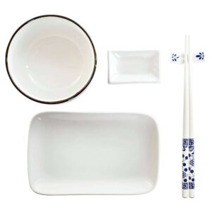 Questo set sushi da 10 pezzi in porcellana con bacchette in bambù è l’accessorio perfetto per portare un’esperienza sushi raffinata direttamente a casa tua. Con un design elegante e funzionale, è ideale per due persone e include tutto il necessario per servire e gustare sushi con stile. Design Elegante e Moderno: La porcellana bianca e le bacchette in bambù creano un effetto visivo sofisticato, adatto a qualsiasi tavola, dalle cene informali alle occasioni speciali. Materiali di Alta Qualità: La porcellana è resistente e facile da pulire, mentre le bacchette in bambù sono leggere e naturali, garantendo un’esperienza autentica. Set Completo: Include 2 piatti per sushi, 2 piattini per salsa, 2 portabacchette, 2 bacchette in bambù e 2 supporti per bacchette, tutto pensato per un servizio impeccabile. Versatilità d’Uso: Perfetto per cene a tema sushi, serate tra amici o momenti romantici, questo set aggiunge un tocco di eleganza alla tua tavola. Dimensioni Compatte: Facile da conservare e riporre, è ideale per chi cerca praticità senza rinunciare allo stile. Specifiche Tecniche: Materiale: Porcellana e bambù Colore: Bianco e bambù naturale Contenuto: 10 pezzi (2 piatti sushi, 2 piattini salsa, 2 portabacchette, 2 bacchette, 2 supporti) Stile: Elegante/Moderno Utilizzo: Indoor Utilizzo Consigliato: Perfetto per chi cerca un set sushi completo e di design, questo set è ideale per appassionati di cucina giapponese e per chi ama ospitare con stile. Un’ottima idea regalo per occasioni speciali.