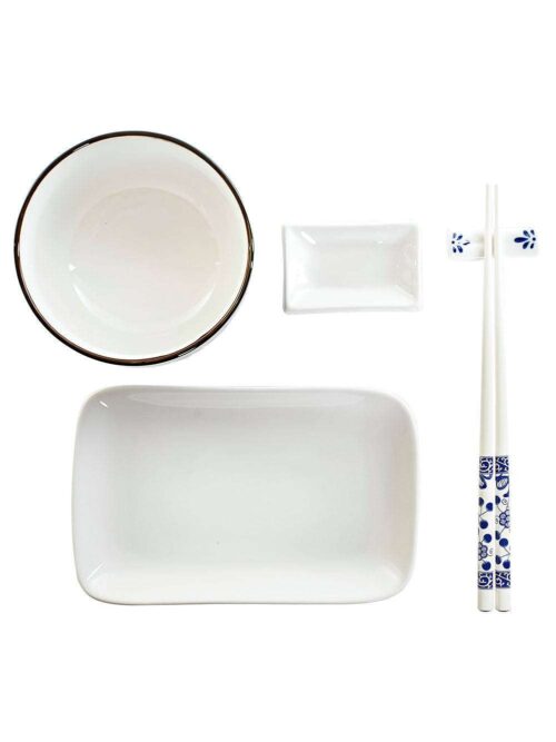 Questo set sushi da 10 pezzi in porcellana con bacchette in bambù è l’accessorio perfetto per portare un’esperienza sushi raffinata direttamente a casa tua. Con un design elegante e funzionale, è ideale per due persone e include tutto il necessario per servire e gustare sushi con stile. Design Elegante e Moderno: La porcellana bianca e le bacchette in bambù creano un effetto visivo sofisticato, adatto a qualsiasi tavola, dalle cene informali alle occasioni speciali. Materiali di Alta Qualità: La porcellana è resistente e facile da pulire, mentre le bacchette in bambù sono leggere e naturali, garantendo un’esperienza autentica. Set Completo: Include 2 piatti per sushi, 2 piattini per salsa, 2 portabacchette, 2 bacchette in bambù e 2 supporti per bacchette, tutto pensato per un servizio impeccabile. Versatilità d’Uso: Perfetto per cene a tema sushi, serate tra amici o momenti romantici, questo set aggiunge un tocco di eleganza alla tua tavola. Dimensioni Compatte: Facile da conservare e riporre, è ideale per chi cerca praticità senza rinunciare allo stile. Specifiche Tecniche: Materiale: Porcellana e bambù Colore: Bianco e bambù naturale Contenuto: 10 pezzi (2 piatti sushi, 2 piattini salsa, 2 portabacchette, 2 bacchette, 2 supporti) Stile: Elegante/Moderno Utilizzo: Indoor Utilizzo Consigliato: Perfetto per chi cerca un set sushi completo e di design, questo set è ideale per appassionati di cucina giapponese e per chi ama ospitare con stile. Un’ottima idea regalo per occasioni speciali.