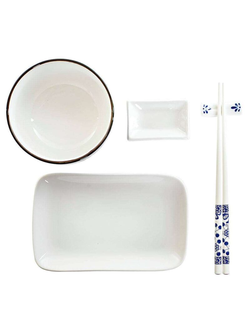 Questo Set Sushi Da 10 Pezzi In Porcellana Con Bacchette In Bambù È L’accessorio Perfetto Per Portare Un’esperienza Sushi Raffinata Direttamente A Casa Tua. Con Un Design Elegante E Funzionale, È Ideale Per Due Persone E Include Tutto Il Necessario Per Servire E Gustare Sushi Con Stile. Design Elegante E Moderno: La Porcellana Bianca E Le Bacchette In Bambù Creano Un Effetto Visivo Sofisticato, Adatto A Qualsiasi Tavola, Dalle Cene Informali Alle Occasioni Speciali. Materiali Di Alta Qualità: La Porcellana È Resistente E Facile Da Pulire, Mentre Le Bacchette In Bambù Sono Leggere E Naturali, Garantendo Un’esperienza Autentica. Set Completo: Include 2 Piatti Per Sushi, 2 Piattini Per Salsa, 2 Portabacchette, 2 Bacchette In Bambù E 2 Supporti Per Bacchette, Tutto Pensato Per Un Servizio Impeccabile. Versatilità D’uso: Perfetto Per Cene A Tema Sushi, Serate Tra Amici O Momenti Romantici, Questo Set Aggiunge Un Tocco Di Eleganza Alla Tua Tavola. Dimensioni Compatte: Facile Da Conservare E Riporre, È Ideale Per Chi Cerca Praticità Senza Rinunciare Allo Stile. Specifiche Tecniche: Materiale: Porcellana E Bambù Colore: Bianco E Bambù Naturale Contenuto: 10 Pezzi (2 Piatti Sushi, 2 Piattini Salsa, 2 Portabacchette, 2 Bacchette, 2 Supporti) Stile: Elegante/Moderno Utilizzo: Indoor Utilizzo Consigliato: Perfetto Per Chi Cerca Un Set Sushi Completo E Di Design, Questo Set È Ideale Per Appassionati Di Cucina Giapponese E Per Chi Ama Ospitare Con Stile. Un’ottima Idea Regalo Per Occasioni Speciali.